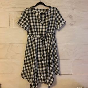 Gingham dress with tie